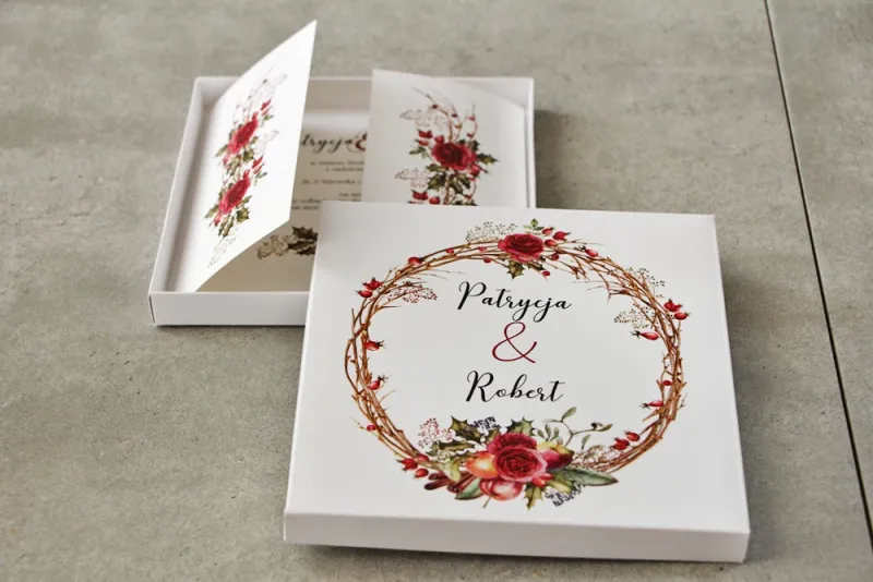 Efektowne Zaproszenie ślubne w pudełku - Pistacjowe nr 14 - Zimowo-świąteczny wianek z różami i owocami