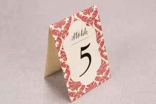 Ślubne numery stolików weselnych z kolekcji Madras nr 5 - czerwone ornamenty