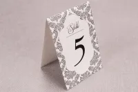 Eleganckie Numery na Stoły Weselne | Szary Ornament | Madras
