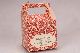 Ślubne pudełko na ciasto weselne kwadratowe z kolekcji Madras nr 5 - czerwone ornamenty