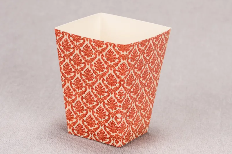 Ślubne pudełko na popcorn lub inne słodkości dla gości weselnych z kolekcji Madras nr 5 - czerwone ornamenty