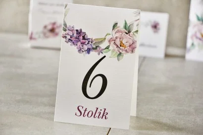 Numery stolików, stół weselny - Pistacjowe nr 15 - Fioletowe kwiaty