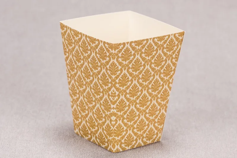 Ślubne pudełko na popcorn lub inne słodkości dla gości weselnych z kolekcji Madras nr 7 - ciepło brązowe ornamenty