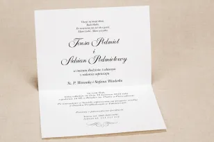 Klassische Hochzeitseinladungen mit eleganter lila Spitze und kontrastierender grüner Schleife - Klaris Interieur Nr. 1