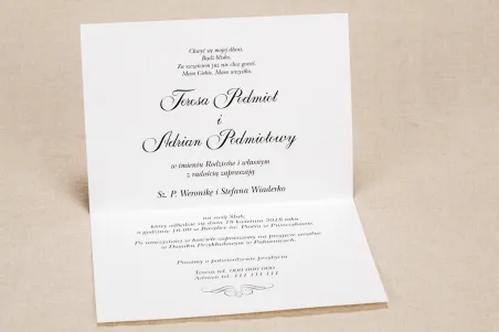 Klasyczne zaproszenia ślubne z elegancką fioletową koronką i kontrastującą zieloną kokardką - Wnętrze Klaris nr 1
