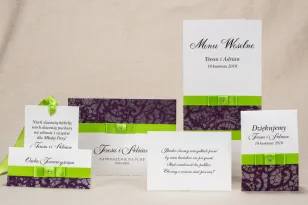 Klassische Hochzeitseinladungen mit eleganter lila Spitze und kontrastierender grüner Schleife - Klaris Probierset Nr. 1