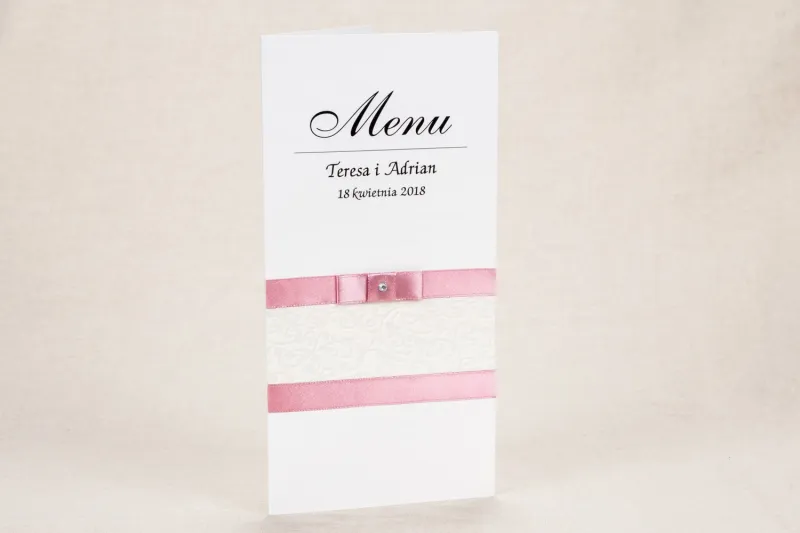 Menu ślubne - Klasyczny, biały wzór z elegancką koronką i akcentem jasnego różu - Klaris nr 4 Menu ślubne - Klasyczny, biały wzór z elegancką koronką i akcentem jasnego różu - Klaris nr 4