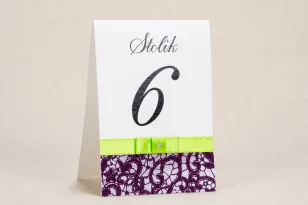 Ślubne numery stolików - Klasyczny wzór z elegancką fioletową koronką i kontrastującą zieloną kokardką - Klaris nr 1