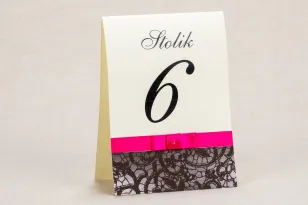 Ślubne numery stolików - Klasyczny wzór z ozdobną brązową koronką i intensywną amarantową kokardką - Klaris nr 2