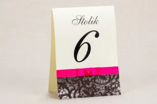 Hochzeitstischnummern - Klassisches Muster mit dekorativer brauner Spitze und intensiver magentafarbener Schleife - Klaris No. 2