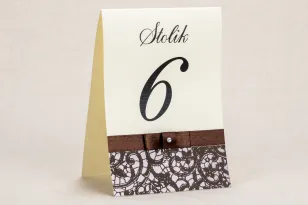 Ślubne numery stolików - Klasyczny wzór z elegancką, brązową koronką z delikatną kokardką - Klaris nr 6
