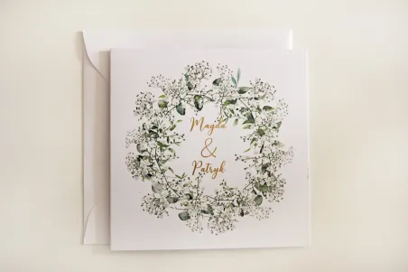 Weiße und grüne Hochzeitseinladungen mit Schleierkraut und Eukalyptus, goldene Inschriften - Cykade Kollektion Nr. 13