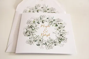 Weiße und grüne Hochzeitseinladungen mit Schleierkraut und Eukalyptus, goldene Inschriften