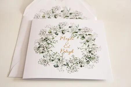 Weiße und grüne Hochzeitseinladungen mit Schleierkraut und Eukalyptus, goldene Inschriften