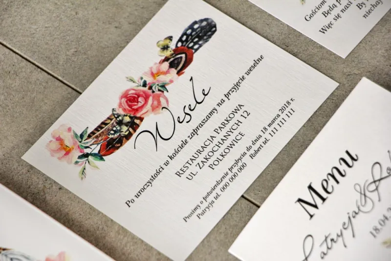 Bilecik do zaproszenia 120 x 98 mm prezenty ślubne wesele - Pistacjowe nr 16 - Wzór Boho z piórami i różowymi kwiatami
