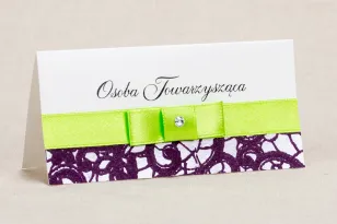 Ślubne winietki, wizytówki na stół weselny - Klasyczny wzór z elegancką fioletową koronką i kontrastującą zieloną kokardką