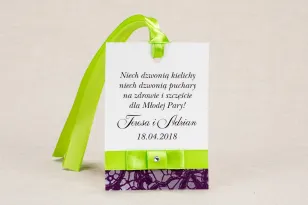 Hochzeitsflaschenanhänger - Klassisches Design mit eleganter lila Spitze und kontrastierender grüner Schleife