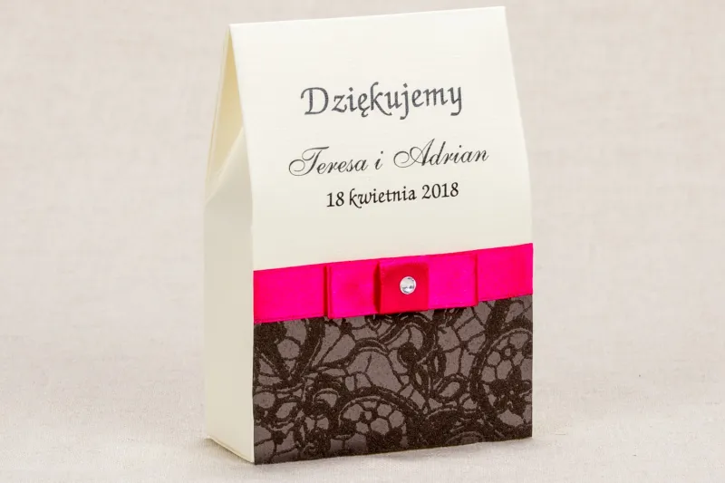 Ślubne pudełeczka na słodkości dla gości weselnych - Klasyczny wzór z brązową ozdobną koronką Ślubne pudełeczka na słodkości dla gości weselnych - Klasyczny wzór z brązową ozdobną koronką