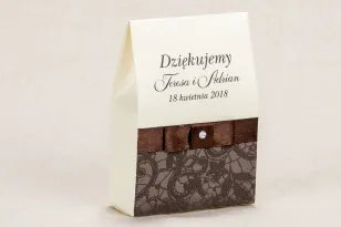 Ślubne pudełeczka na słodkości dla gości weselnych - Klasyczne pudełeczko z brązową koronką