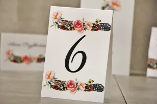 Tischnummern, Hochzeitstisch, Hochzeit - Pistazie Nr. 16 - Boho-Stil mit Federn und Blumen in Rosatönen