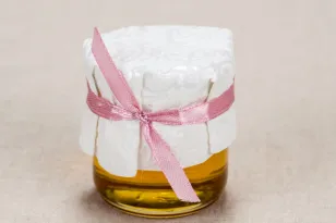 Hochzeitsgläser mit Honig, süßes Geschenk für Hochzeitsgäste - Elegantes Muster mit schöner weißer Spitze