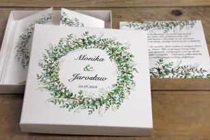 Zielone zaproszenia ślubne w pudełku z konwaliami