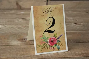 Ślubne numery stolików weselnych w stylu rustykalnym z kwiatami w stylu boho, kolor różowy - Karmelowe nr 1