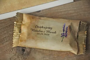 Rustykalne Ślubne Czekoladki z piórkiem w stylu boho. Ślubne czekoladki to słodki upominek dla gości weselnych - Karmelowe nr 3