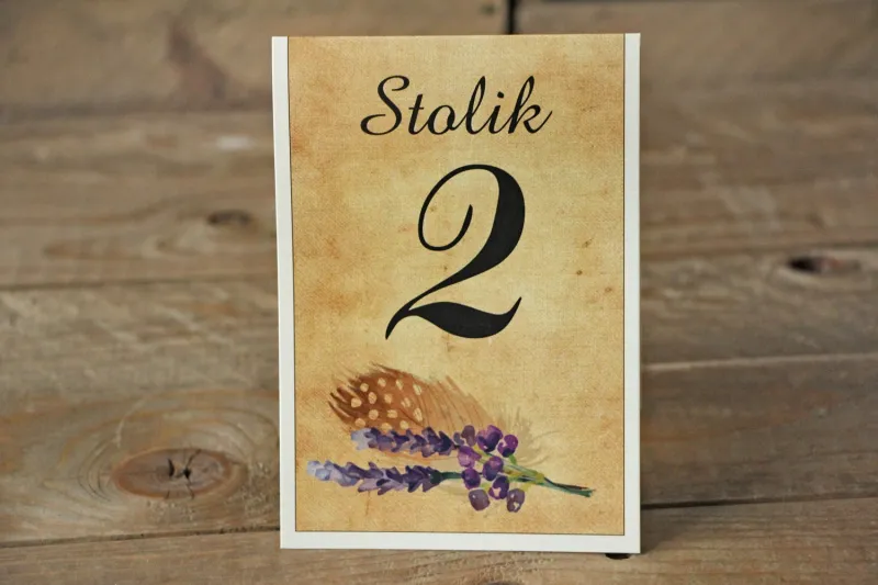 Rustykalne Ślubne numery stolików weselnych z piórkiem w stylu boho, kolor fioletowy - Karmelowe nr 3 Rustykalne Ślubne numery stolików weselnych z piórkiem w stylu boho, kolor fioletowy - Karmelowe nr 3