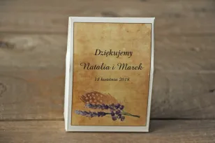 Rustykalne Ślubne pudełeczka na słodkości dla gości weselnych z piórkiem w stylu boho, kolor fioletowy - Karmelowe nr 3