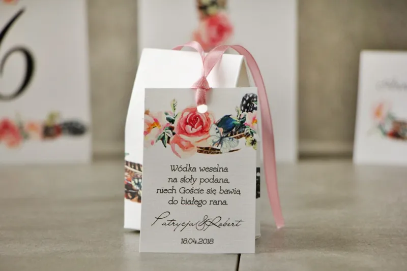 Zawieszka na butelkę, Wódka weselna, ślub - Pistacjowe nr 16 - W stylu boho z piórami i różowymi kwiatami Zawieszka na butelkę, Wódka weselna, ślub - Pistacjowe nr 16 - W stylu boho z piórami i różowymi kwiatami