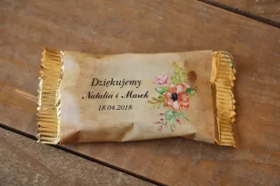 Kwiatowe, boho Ślubne Czekoladki w stylistyce rustykalnej. Ślubne czekoladki to słodki upominek dla gości weselnych