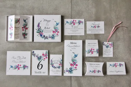 Eindrucksvolle Hochzeitseinladung in einer Box mit Accessoires - Pistazie 17 - Waldfrüchte mit kühlen Farben