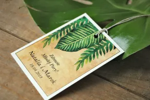 Zielone Ślubne zawieszki na butelki weselne z paprociami i zielonymi liśćmi w stylu greenery - Karmelowe nr 5