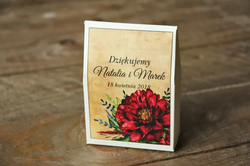 Rustykalne Ślubne pudełeczka na słodkości dla gości weselnych z bordowymi piwoniami - Karmelowe nr 6 Rustykalne Ślubne pudełeczka na słodkości dla gości weselnych z bordowymi piwoniami - Karmelowe nr 6