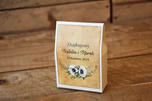 Rustykalne Ślubne pudełeczka na słodkości dla gości weselnych z białymi zawilcami (anemonami) - Karmelowe nr 7