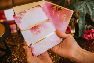 Einladungen zur Goldenen Hochzeit, weinrot, weinrot mit einem Deckblatt aus goldenem Spiegelpapier - Kamira No. 1