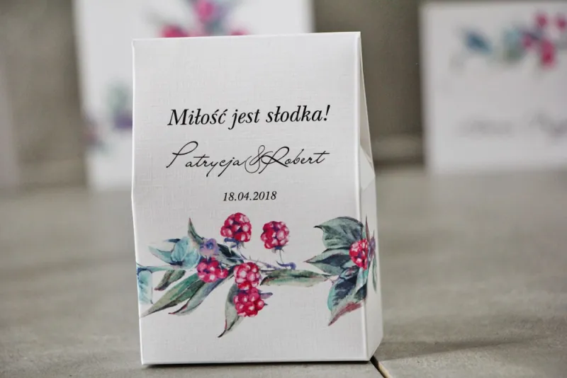 Pudełeczko stojące na cukierki, podziękowania dla Gości weselnych - Pistacjowe nr 17 - Leśne owoce w chłodnych barwach Pudełeczko stojące na cukierki, podziękowania dla Gości weselnych - Pistacjowe nr 17 - Leśne owoce w chłodnych barwach