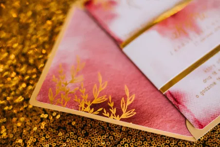 Złote Zaproszenia Ślubne, burgundowe, bordowe z owijką z papieru złotego lustrzanego - Kamira nr 1