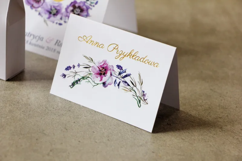 Tischkarten für die Hochzeitstafel, die Hochzeit - Zikade Nr. 9 mit Vergoldung - Violette zarte Blumen mit wildem Gras. Tischkarten für die Hochzeitstafel, die Hochzeit - Zikade Nr. 9 mit Vergoldung - Violette zarte Blumen mit wildem Gras.