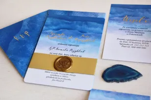 Niebieskie, akwarelowe zaproszenia ślubne ze stemplem lakowym i złoceniem