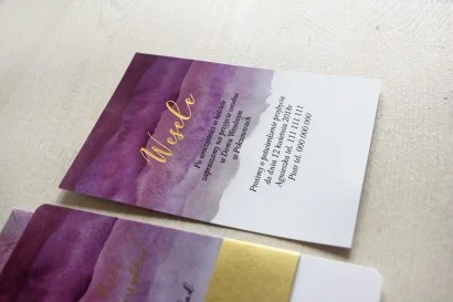 Fioletowy, akwarelowy bilecik ze złoceniem do zaproszeń ślubnych