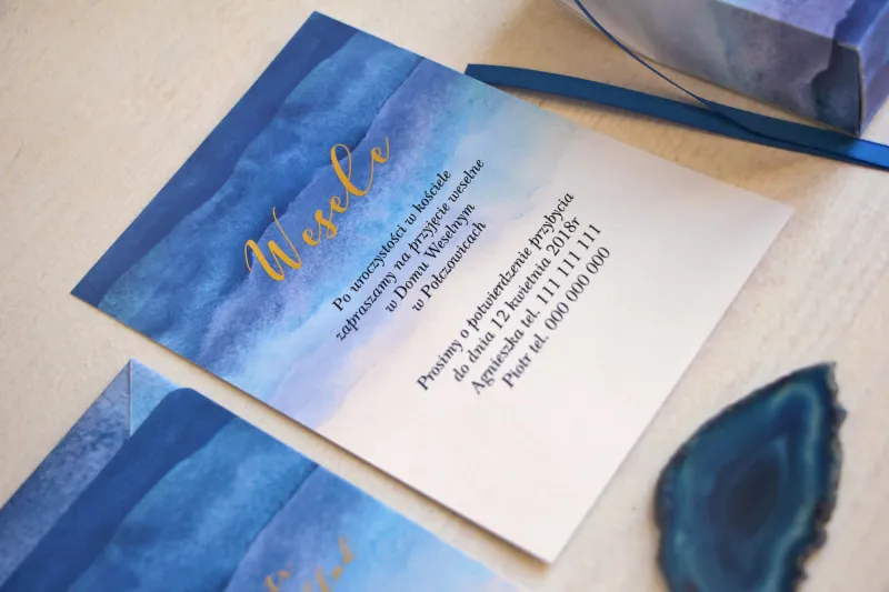 Niebieski, akwarelowy bilecik ze złoceniem do zaproszeń ślubnych - Delfina nr 3
