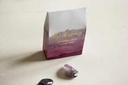 Fioletowe, akwarelowe pudełeczka na słodkości dla gości weselnych