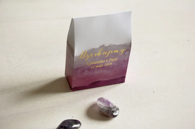 Fioletowe, akwarelowe pudełeczka ze złoceniem na słodkości dla gości weselnych. Podziękowania ślubne