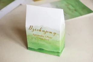 Grüne, aquarellierte Schachteln mit Vergoldung für Süßigkeiten für Hochzeitsgäste. Dankeschön für die Hochzeit