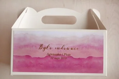 Różowe, akwarelowe pudełko na ciasto weselne ze złoceniem