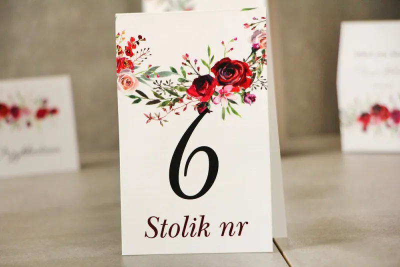 Numery stolików, stół weselny, Ślub - Pistacjowe nr 18 - Eleganckie róże w odcieniach bordo