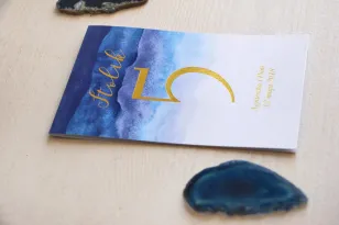 Niebieskie, akwarelowe numery stolików weselnych - Delfina nr 3