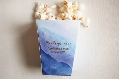 Niebieskie, akwarelowe pudełko na popcorn lub inne słodkości dla gości